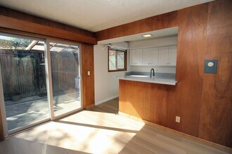 Building Photo - 3200-3236 SW Marigold St