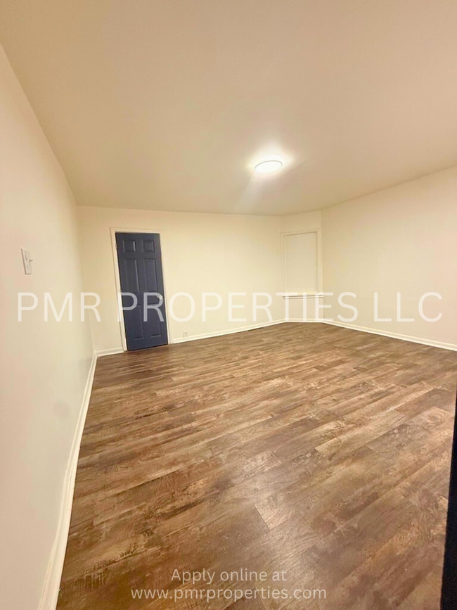 Building Photo - 3 Bedrooms/1 Bathroom House