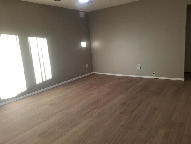 Foto del edificio - 140 Redbud Dr