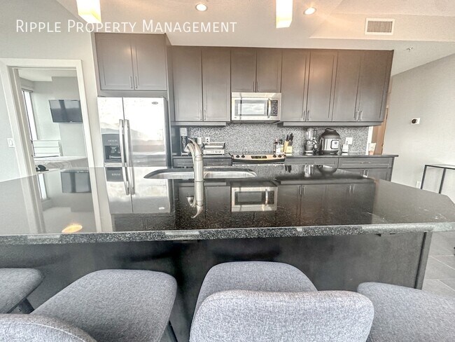 Photo du bâtiment - FURNISHED 2 BEDS/ 2 BATHS CONDO IN THE COM...