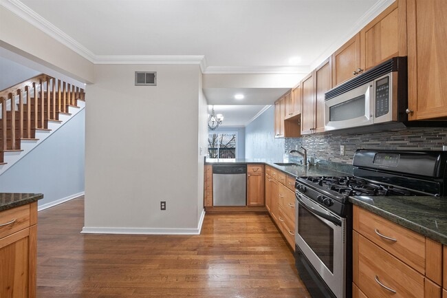 Building Photo - 18 SKYVIEW Ter