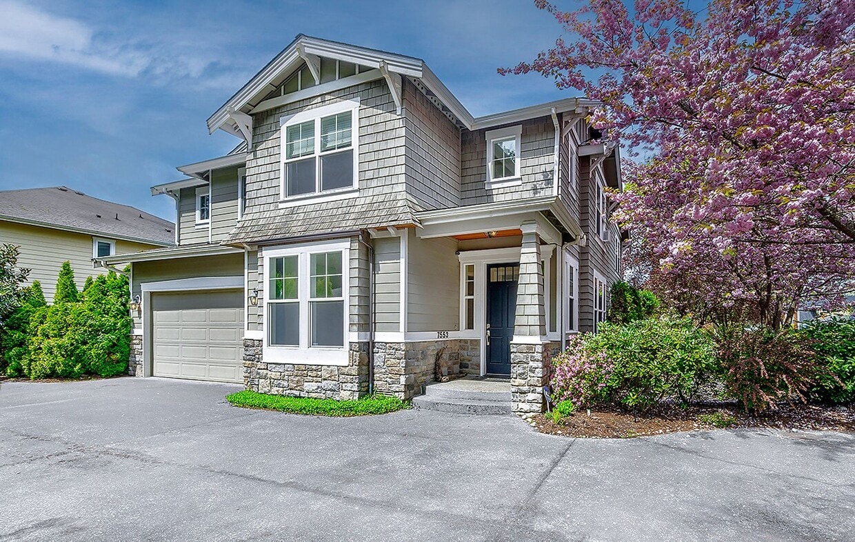 Primary Photo - Beautiful Custom Craftsman style home in K...