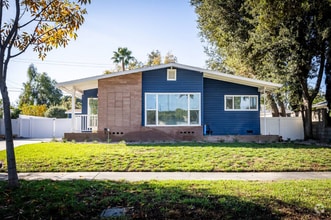 Building Photo - 3538 Roslyn St