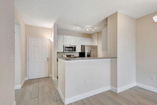 Building Photo - 780 S Sapodilla Ave