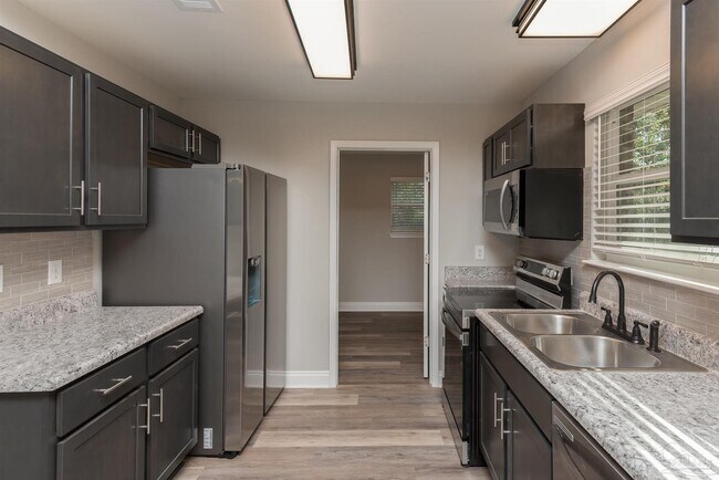 Foto del edificio - 245 Cary Memorial Dr