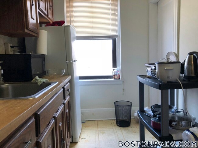 Building Photo - 349 Pleasant St