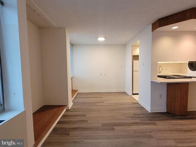 Foto del edificio - 604 S Washington Square