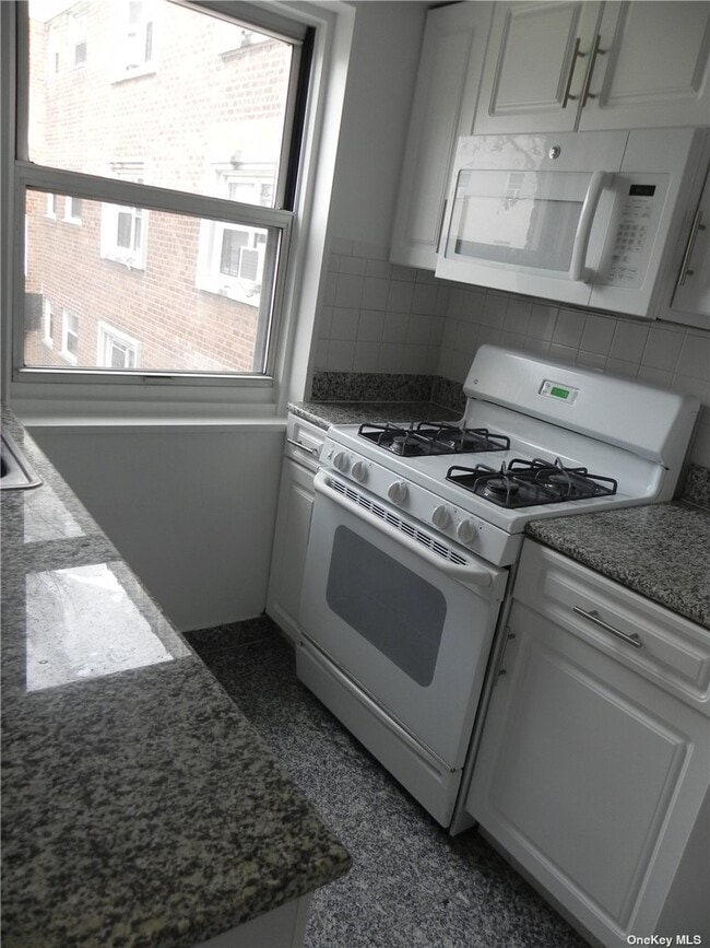 Building Photo - 17 Schenck Ave