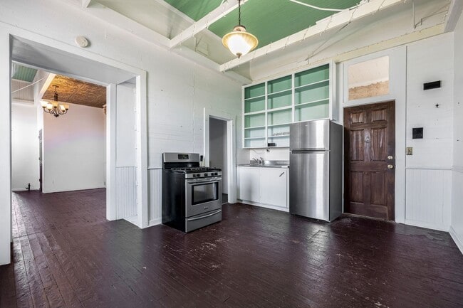 Building Photo - Historic 2-Bed, 2-Bath Apartment in Downto...