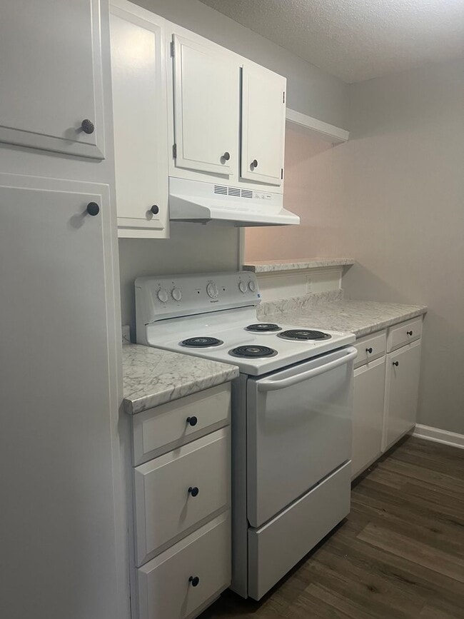 Building Photo - Remodeled Apartment 2 Bed / 1 Bath