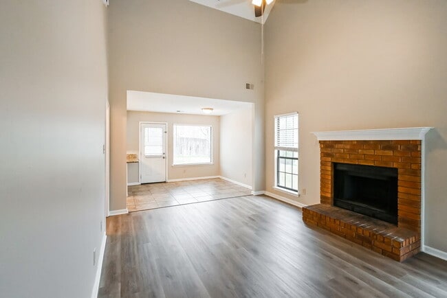 Building Photo - 2811 Maryland Cir E