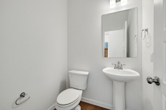 Building Photo - 3100 Greenbriar Dr