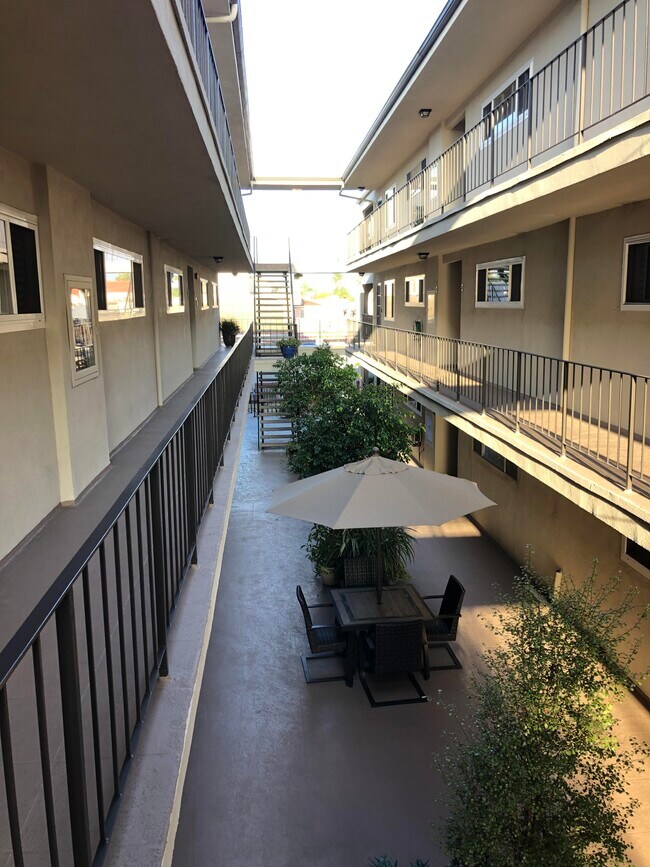 Foto del edificio - 4045 E 3rd St