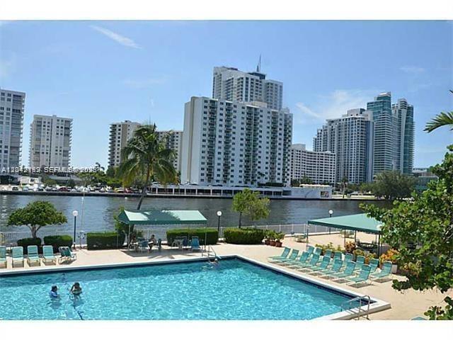 Foto del edificio - 800 Parkview Dr