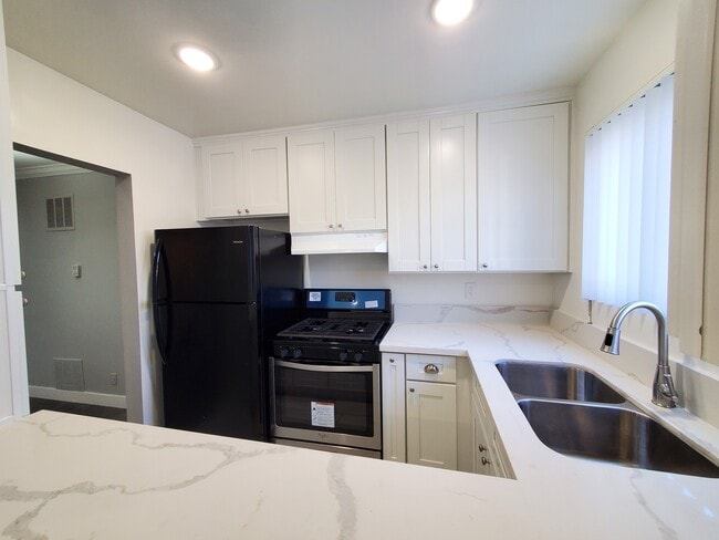 Building Photo - 1019 N Hayworth Ave