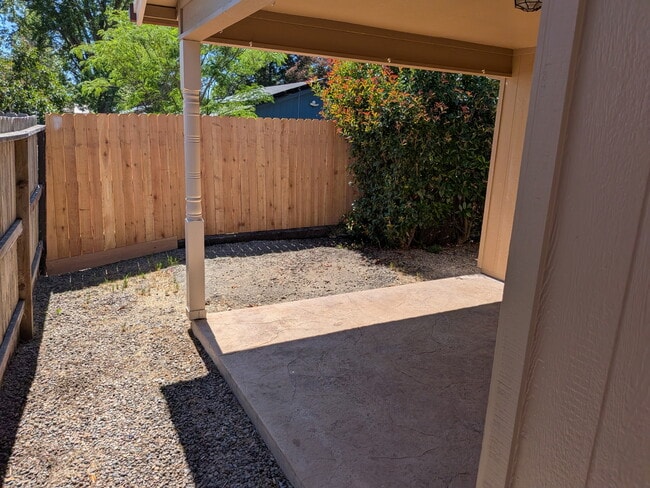 Building Photo - 113 Little Butte Dr