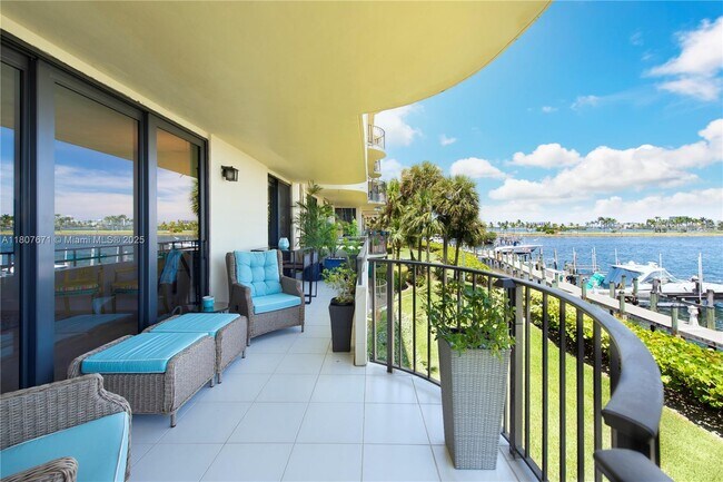 Foto del edificio - 12000 N Bayshore Dr