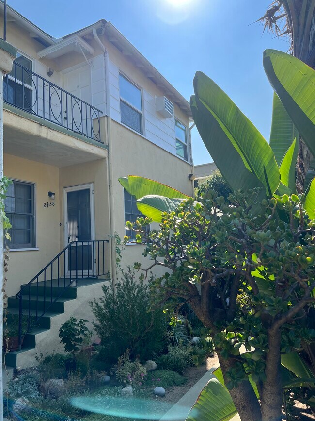 Building Photo - 2434 N Beachwood Dr
