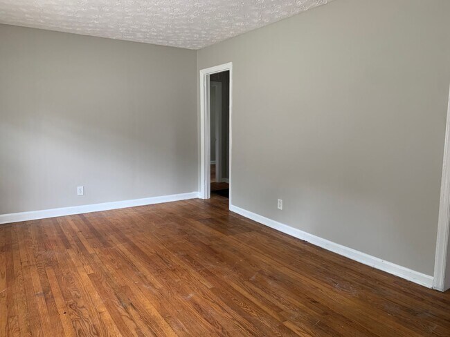 Building Photo - COMING SOON 3 Bed 1 bath