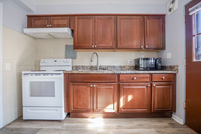 Building Photo - 2103 W Farragut Ave