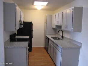 Building Photo - 6625 E Golf Links Rd