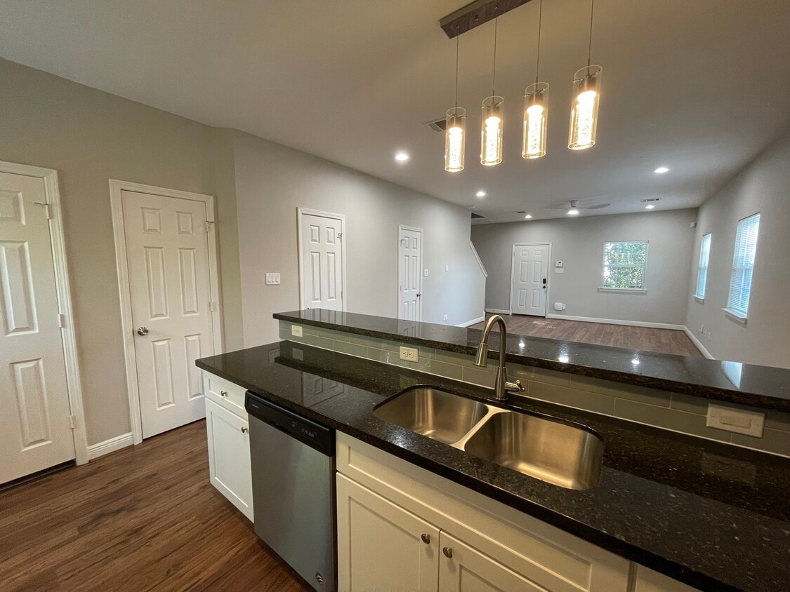 Kitchen - 5011 Mallow St