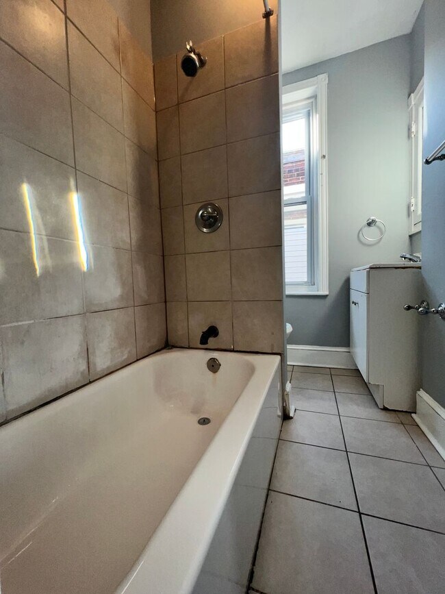 Foto del edificio - New Renovated 3 Bedroom w/ Laundry Machine...