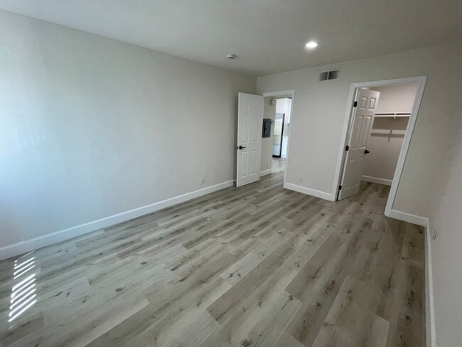 Foto del edificio - 2284 Dunlop St