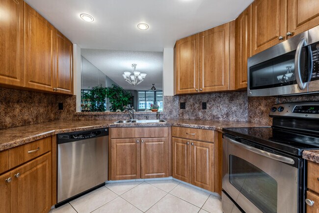 Foto del edificio - 15831 Loch Maree Ln