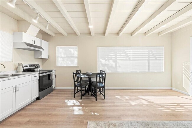 Foto del edificio - 1 Bed, 1 Bath in Carmel Valley DUPLEX