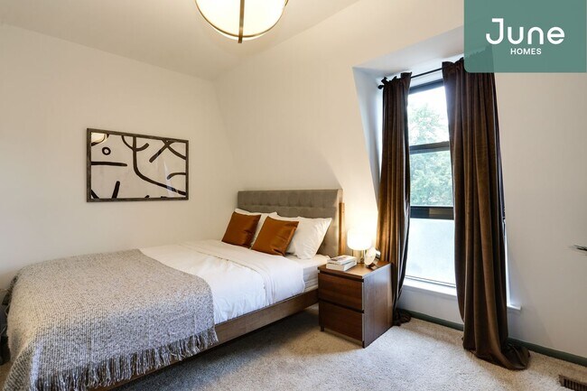 Building Photo - ROOM ONLY in 5-bed/3.0-bath Home