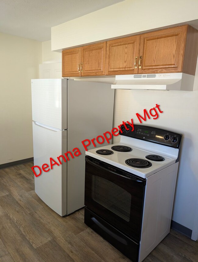 Building Photo - Avon 2 bedroom Duplex