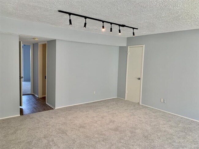 Foto del edificio - 374 N Post Oak Ln