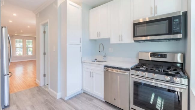 Building Photo - 624 Irving St NW