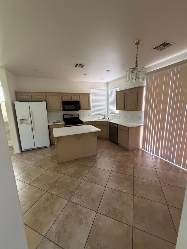 Foto del edificio - 1656 Warrenville St