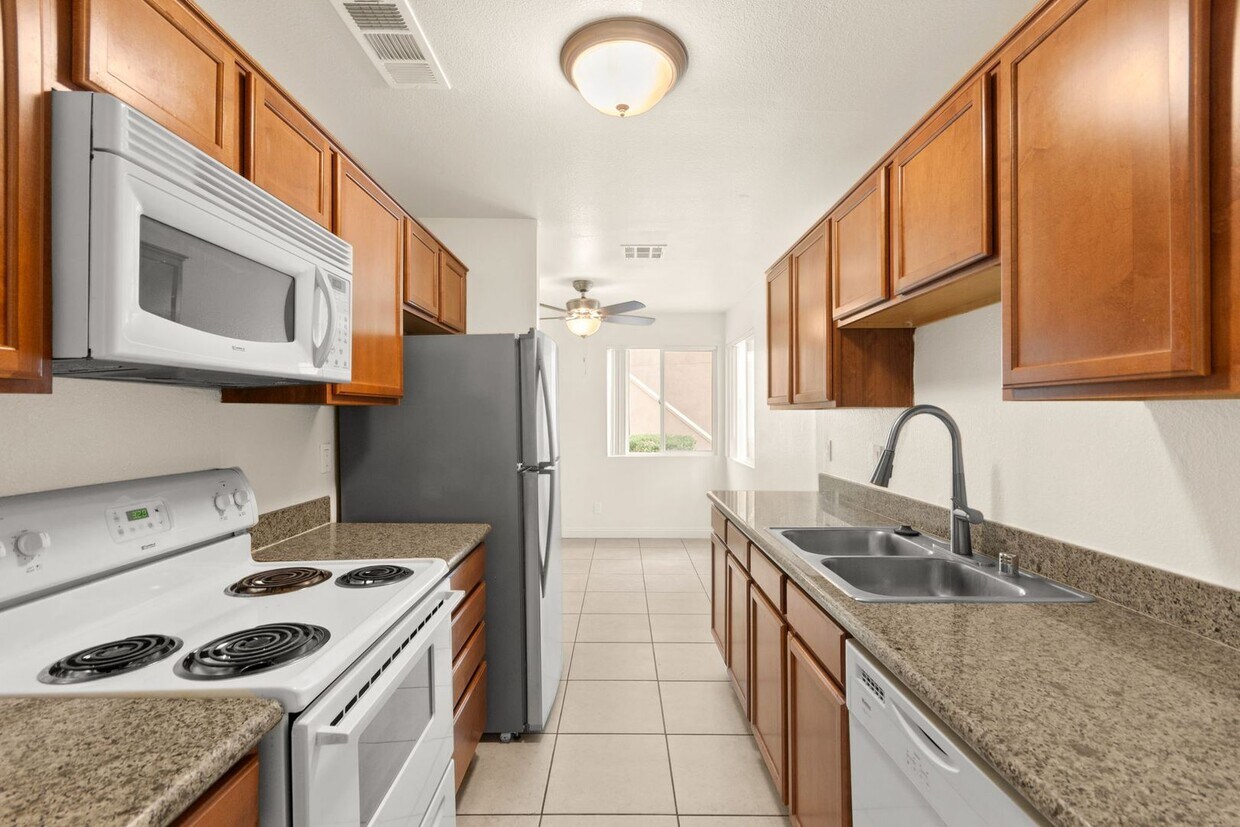 Foto principal - Spacious Ground-Level 2-Bedroom Condo Near...