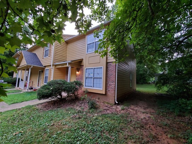 Foto del edificio - 4040 Briarhill Dr