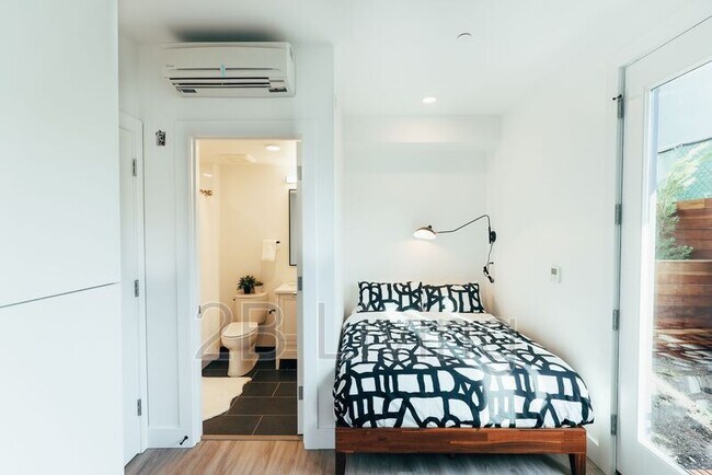 Building Photo - 611 27th St