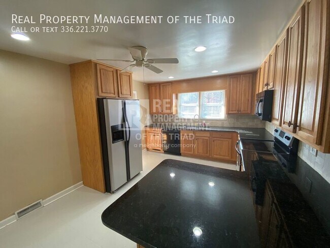 Foto del edificio - Spacious Ranch 3BR/2BA home w/HUGE Detache...