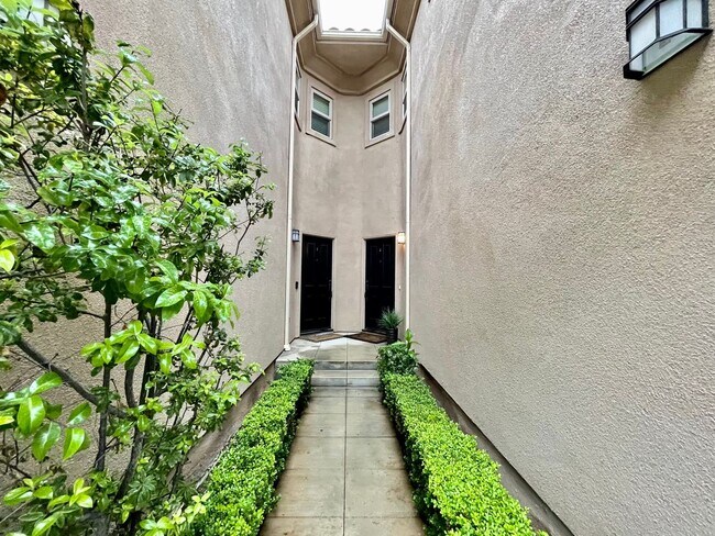 Foto del edificio - Modern and Chic 2 bed 2.5 bath in Newport Beach!!!