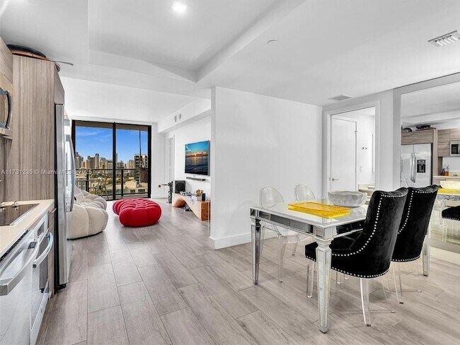 Foto del edificio - 121 NE 34th St