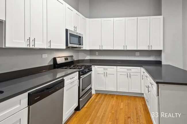 Spacious 4b/2b Top Floor, Wicker Park Avail July 1st! - Spacious 4b/2b Top Floor, Wicker Park Avail July 1st! Apartment