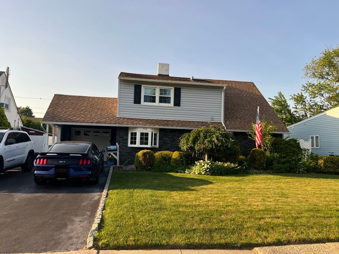 Primary Photo - 15 Blossom Ln