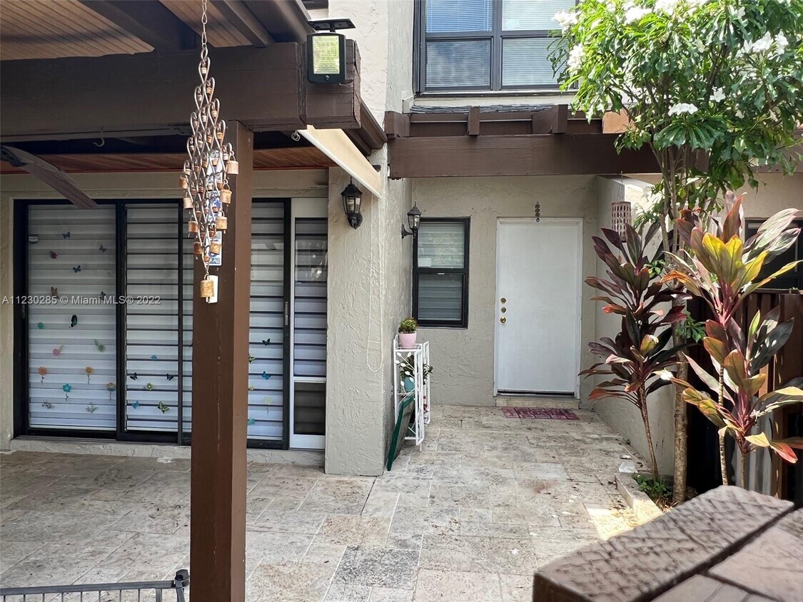 Primary Photo - 10221 Fontainebleau Blvd
