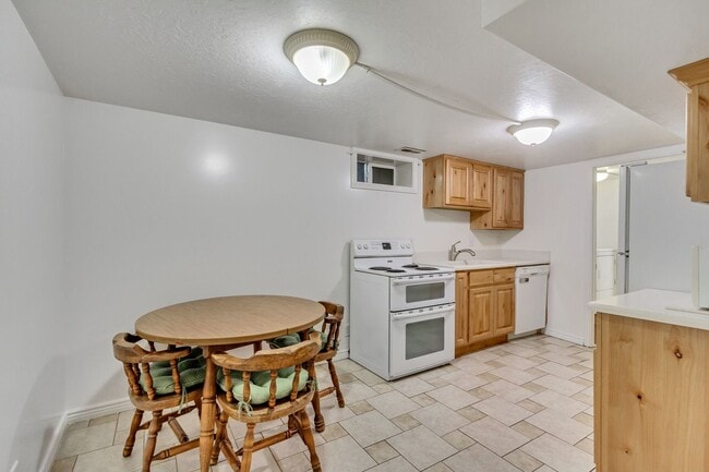 Foto del edificio - 2 Bedroom Basement Unit For Rent!