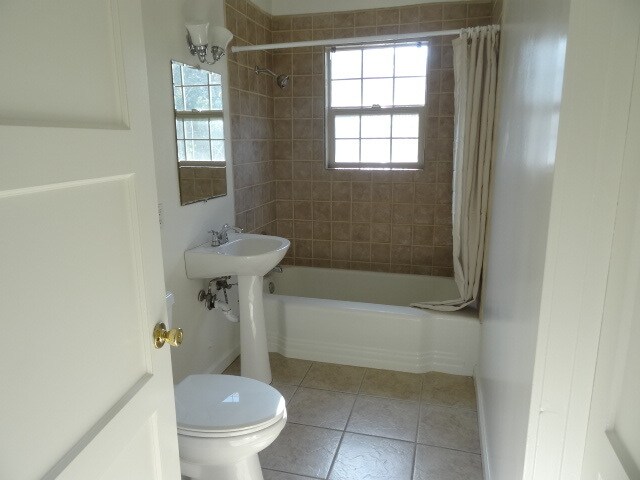 Baño - 602 W Carrillo St