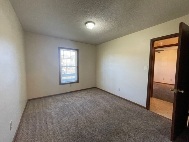Building Photo - Nice 2 bedroom, 2 bath duplex