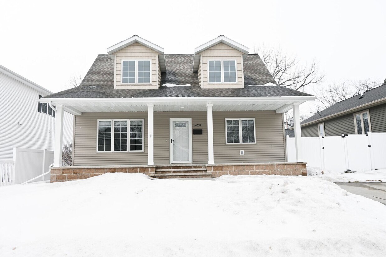 Primary Photo - 5 Bedroom 3.5 Bathroom House in Grand Forks