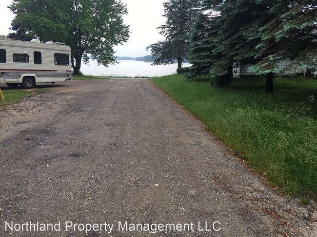 Foto del edificio - 1 br, 1 bath House - 9836 N. Long Lake Road