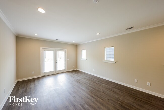 Building Photo - 211 Creek Run Way
